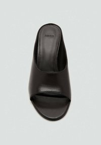 Sandalo open-toe nero con tomaia in pelle liscia e soletta imbottita, marchiato "MNG" sulla soletta.
