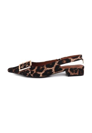 Zapato slingback de punta apuntada en tejido negro con estampado de leopardo marrón, con detalle de hebilla dorada y tacón bajo de bloque.