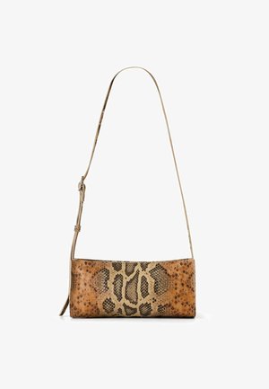 Leren schoudertas in bruin met dierenprint ontwerp. Voorzien van een lange verstelbare schouderband en een rechthoekige vorm. Gladde textuur.