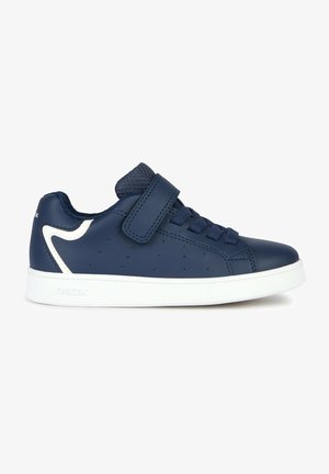Basket enfant bleu marine avec semelle blanche, bride Velcro, détails lacets et col rembourré pour le confort.