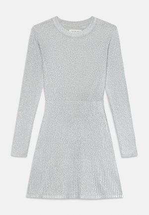 Ribbad långärmad klänning i ljus silver med en figurnära kropp och utsvängd kjol. Mjuk, texturerad tyg med subtil lyster.
