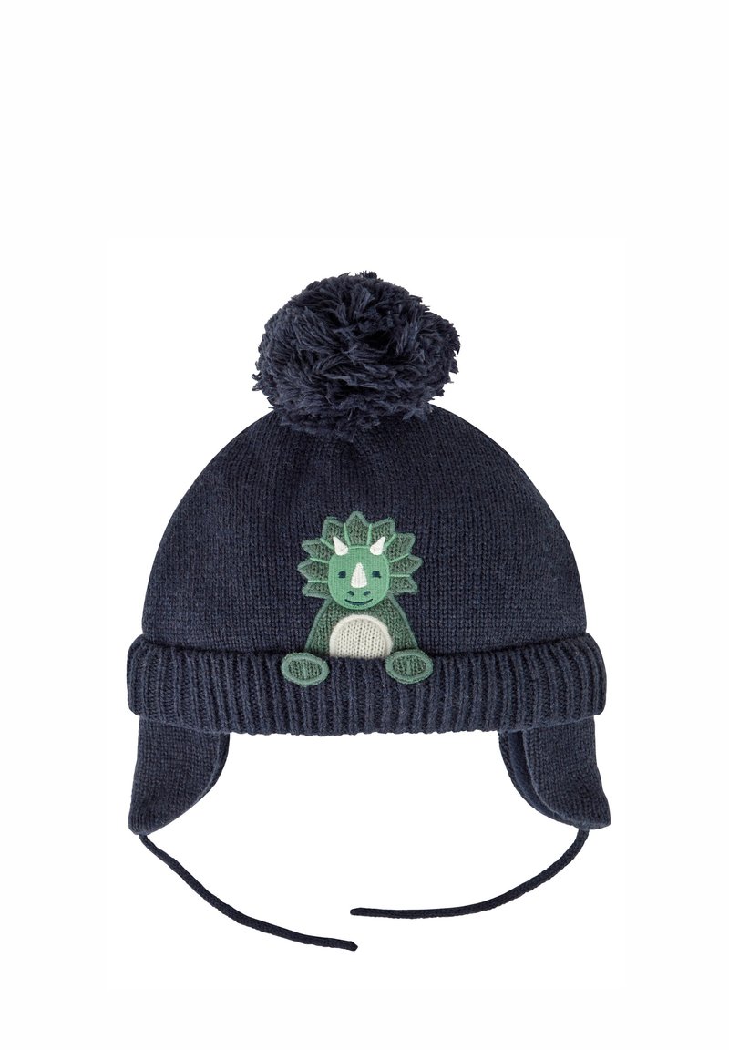 Caciula tricotată bleumarin cu un pom-pom pufoș, având un appliqué cu dinozaur verde pe față și clape pentru urechi cu legături pentru căldură.