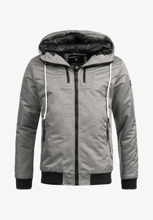 Graue isolierte Jacke mit einem schwarzen, gesteppten Futter, Kapuze mit Kordelzug, zwei Reißverschlusstaschen vorne und gerippten Bündchen und Saum.