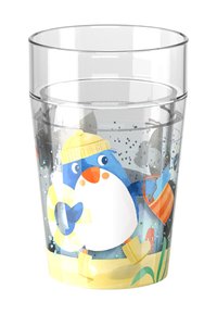 Transparante plastic beker met een cartoonpinguïn in een gele hoed, die een emmer vasthoudt; kleurrijke strandscène met stipachtige accenten.