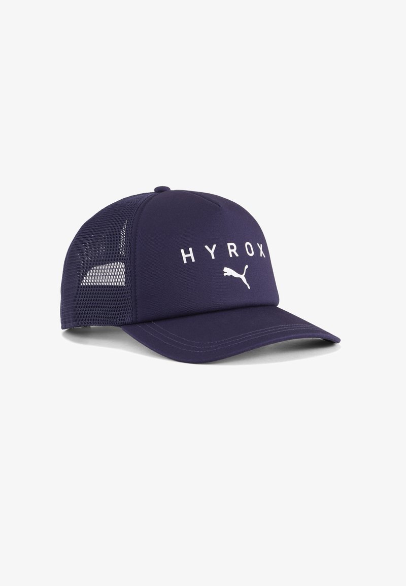 Casquette à dos en maille bleu marine avec visière incurvée, arborant le texte blanc "HYROX" et le logo Puma sur le devant.