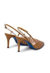 Scarpe col tacco alto in pelle verniciata marrone con fori ritagliati, sottili cinturini alla caviglia e una soletta blu a contrasto. Punta affusolata e tacco svasato.