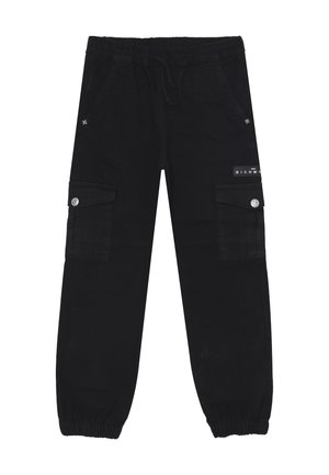 Pantaloni cargo neri con vita e polsini elasticizzati, tasche anteriori, tasche laterali con patta e bottoni, e una piccola etichetta del marchio sulla coscia destra.