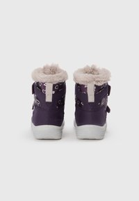 Lilla høye støvler med en myk beige faux fur-kant, prydet med hjerte mønster og doble borrelåsremmer. Hvit gummisåle med teksturert grep.