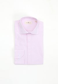 Camisa de dress de rayas rosa claro con cuello extendido, doblada ordenadamente. Presenta puños con botones y una etiqueta con la leyenda "PUROEGO". Textura suave.