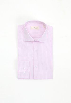 Camisa de dress de rayas rosa claro con cuello extendido, doblada ordenadamente. Presenta puños con botones y una etiqueta con la leyenda "PUROEGO". Textura suave.