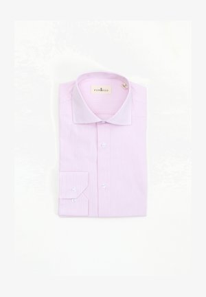 Camisa de dress de rayas rosa claro con cuello extendido, doblada ordenadamente. Presenta puños con botones y una etiqueta con la leyenda "PUROEGO". Textura suave.
