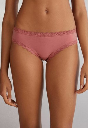 Roze katoenen slipjes met kantafwerking, met een lage taille en golvende randen. Soepele textuur en minimalistische stijl.