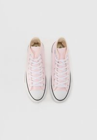 Rosa canvas hög-top sneakers med vita snören, gummitåhättor och svarta detaljer. Slät textur med rund tådesign.