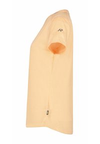 Camiseta deportiva de color naranja claro con mangas cortas, hecha de un tejido transpirable. Presenta un pequeño logo en el hombro izquierdo y una etiqueta en el lateral.