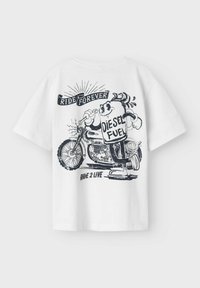 Biała koszulka z bawełny z czarnym nadrukiem graficznym przedstawiającym postać trzymającą znak "DIESEL FUEL" obok motocykla, z tekstem "RIDE FOREVER" oraz "RIDE 2 LIVE."