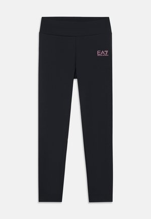 Schwarze Leggings aus dehnbarem Material, mit einem breiten Bund und einem kleinen rosafarbenen EA7-Logo am linken Oberschenkel. Glatte Textur.
