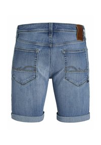 Pantalones cortos de mezclilla en azul claro con puños doblados, que cuentan con dos bolsillos traseros con costuras decorativas y un parche de cuero de la marca en la cintura.