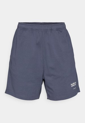 Mørkeblå treningsshorts med elastisk midjebånd, sidelommer og en liten hvit logo nederst. Glatt, lett stoff.