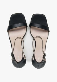 Zwarte open-teensandalen met een vierkante vorm, voorzien van een brede band over de voet, een smalle enkelband en een gladde binnenkant.