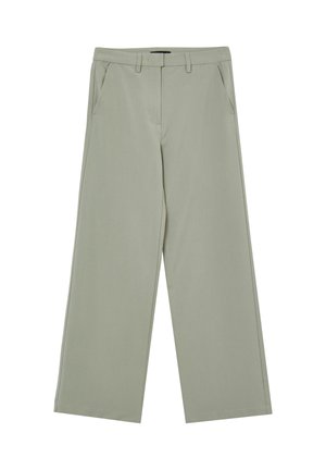 Pantaloni larghi grigi chiari con passanti per cintura, tasche laterali e chiusura frontale con bottone nascosto e zip.
