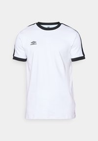 Baltas īsām piedurknēm T-krekls ar melnu kaklu un sānu paneļiem. Uz krūtīm ir "Umbro" logo. Izgatavots no gludas, elpojošas auduma.