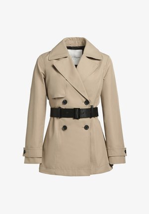 Beige dobbeltrækker trenchcoat med sort bælte, stor krave og knaplukning ved håndleddene. Fremstillet af glat stof og har to forlommer.