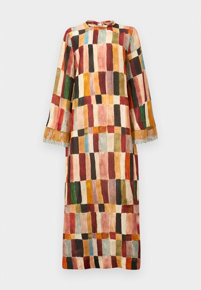 Μακρύ φόρεμα με φαρδιά μανίκια, πολύχρωμα κάθετα και οριζόντια ορθογώνια σχέδια, και λεπτομέρειες με κρόσσια στις μανσέτες των μανικιών.