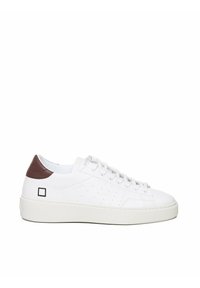 Sneaker bianco in pelle con accentuazione marrone sul tallone, design perforato sui lati, suola piatta bianca e punta rotonda. Presenta sei occhielli e dettaglio del logo.