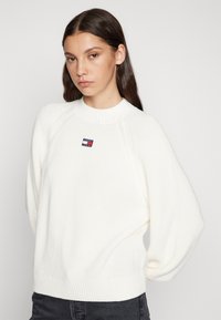 Tommy Jeans BADGE MOCKNECK SWEATER - Jersey de punto - ancient white