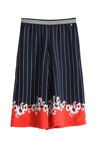 Námořnické culots s bílými vertikálními pruhy, zdobené červeným květinovým vzorem na lemu, a s elastickým šedým pasem.