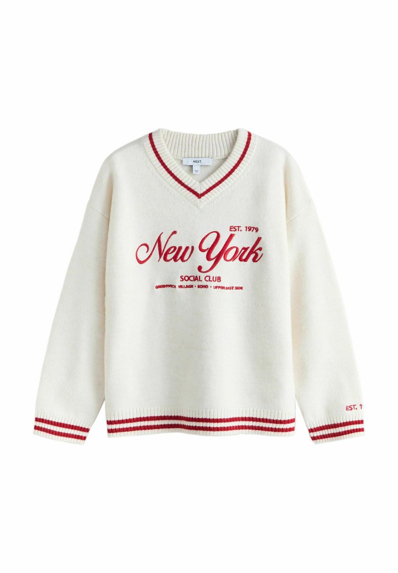 Pull blanc à col en V avec accents rouges. Présente le texte "New York SOCIAL CLUB" et un ourlet à rayures horizontales. Texture douce, coupe décontractée.