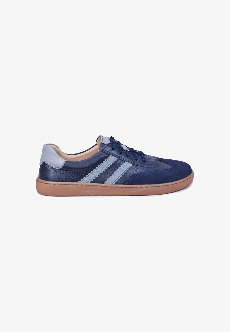 Baskets basses bleu marine avec des rayures gris clair, une semelle couleur beige et des lacets bleu marine, vues de profil sur un fond blanc.