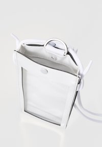 Nike Sportswear PREMIUM PHONE CROSSBODY UNISEX - Mobilfodral - metallic silver/white
