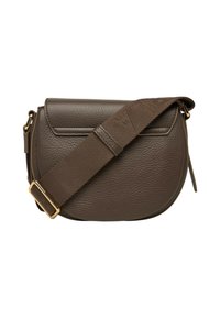 Borsa a tracolla in pelle marrone con forma curva, esterno testurizzato e tracolla regolabile in tessuto con logo. Dettagli in metallo color oro.