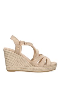 Sandalia de cuña de ante beige con tiras entrelazadas, tacón envuelto en yute, correa de tobillo ajustable y punta redondeada.