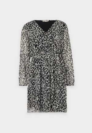 Abito nero trasparente con una stampa leopardata astratta bianca e grigia, scollo a V, maniche lunghe e vita con cintura per una forma definita.