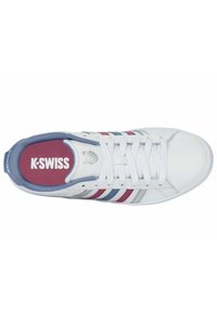 Scarpa da ginnastica bianca con superficie texturizzata, caratterizzata da strisce blu e rosa, colletto imbottito e logo sulla linguetta. Suola in gomma.