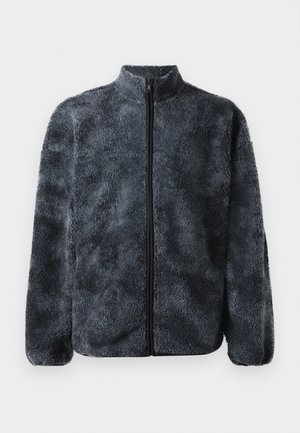Giacca in fleece di colore grigio scuro con colletto alto e zipper frontale. Presenta una superficie morbida e texture e polsini elastici per un comfort aggiuntivo.