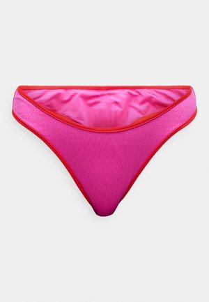 Rosa bikini-bunn med en strukturert overflate og røde detaljer. Har en lav midje-design og en glatt innside, perfekt for badetøy.