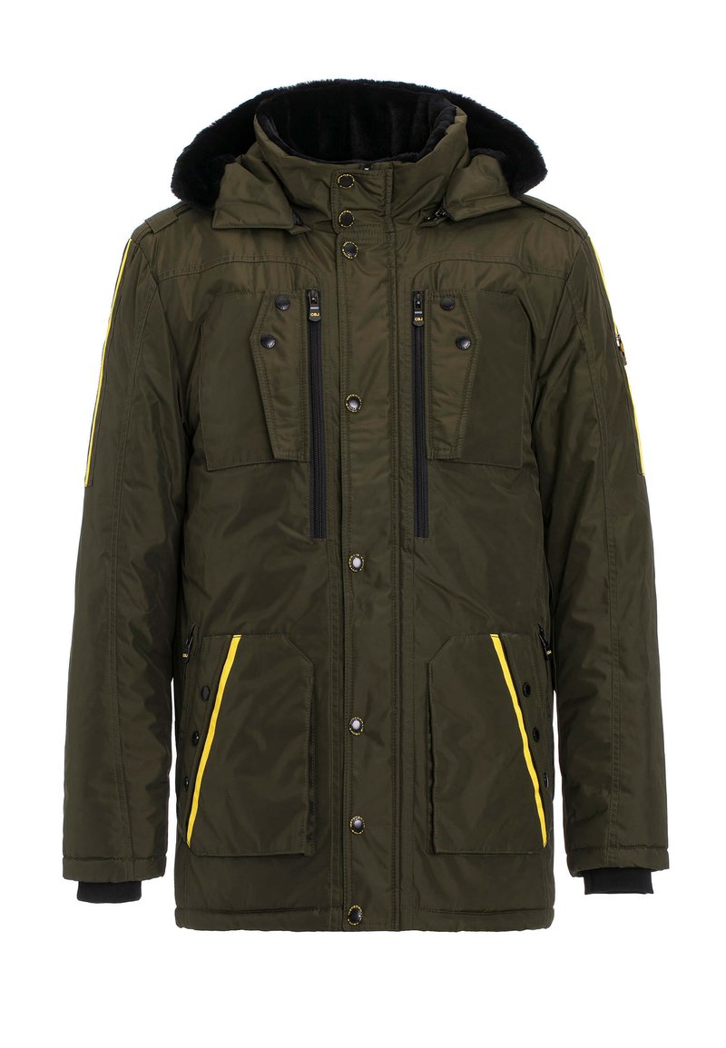 Olivgrüne Pufferjacke mit einer Kapuze aus Futter, zwei Brusttaschen und seitlichen Taschen. Mit gelben Akzentstreifen und schwarzen Reißverschlüssen.