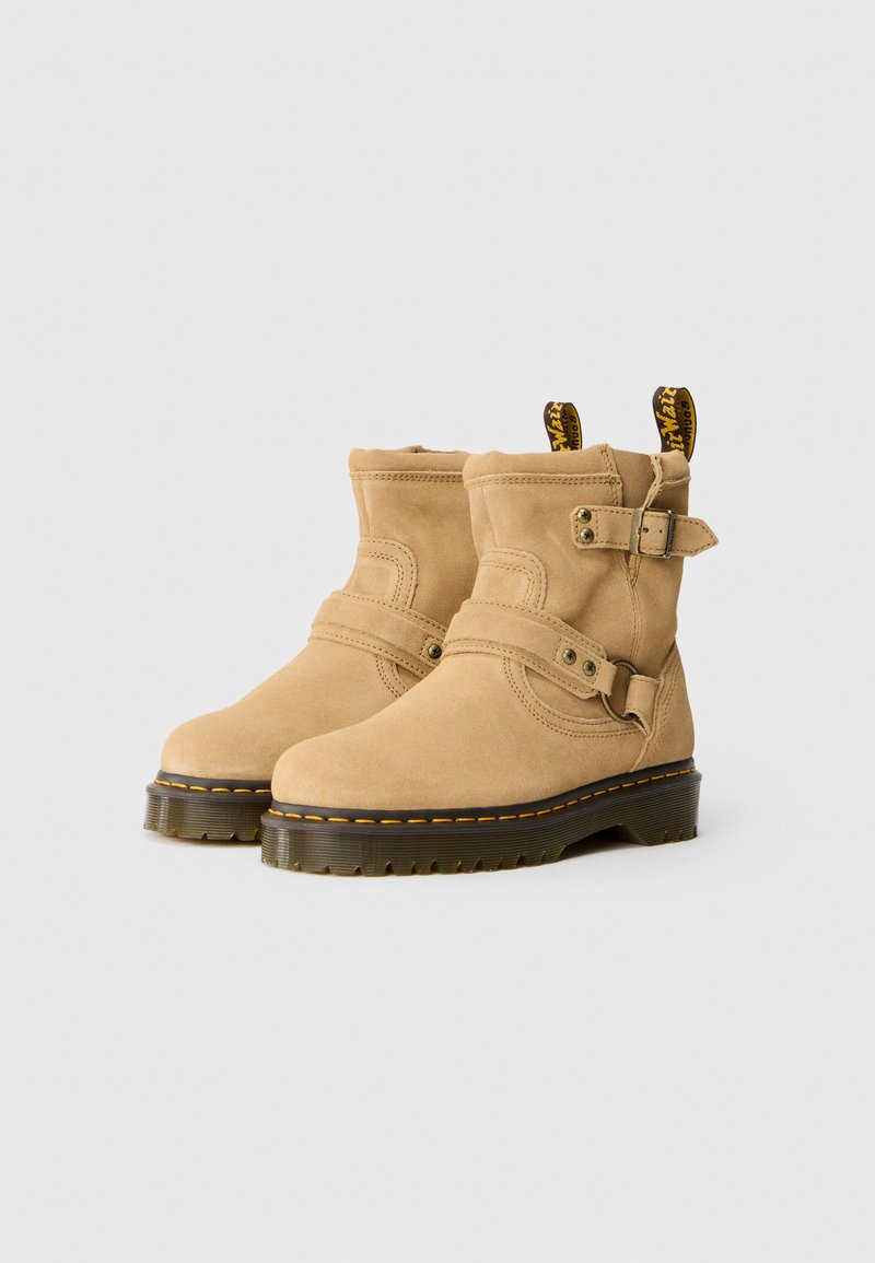 Stivali alla caviglia in suede color tan con punta arrotondata, fibbia laterale regolabile, cuciture gialle e linguette di inserimento. Suola in gomma testurizzata per una migliore aderenza.