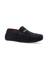 Granatowe zamszowe buty typu slip-on z przeszyciami i kontrastowym paskiem na cholewce; elastyczna gumowa podeszwa.