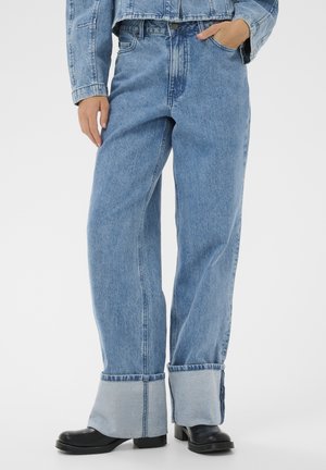 Blå denim bukser med vide ben og høj talje, der har en kontrasterende lyseblå kant forneden samt et klassisk design med fem lommer.