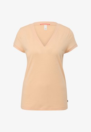 T-shirt w kolorze brzoskwiniowym, z dekoltem w serek, krótkimi rękawami i gładką fakturą. Posiada małą metkę z logo na dolnej stronie.