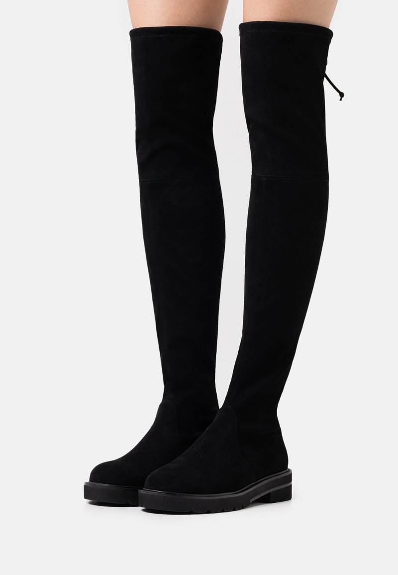 Schwarze Overknee-Stiefel aus Wildleder, mit glatter Textur, runder Zehenform und dicker, flacher Gummisohle.