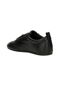 Baskets en cuir noir avec un bout arrondi, des côtés texturés, six œillets et une doublure intérieure douce. Comprend un petit logo sur l'étiquette au talon.