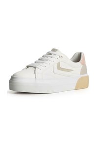 Sneaker bianche con suola spessa, caratterizzate da accenti beige e rosa chiaro, lacci e una finitura testurizzata sulla suola.