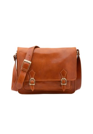 Sac messager en cuir marron avec fermeture à rabat, bandoulière réglable, deux boucles à l'avant et une surface texturée. Couture renforcée le long des bords.