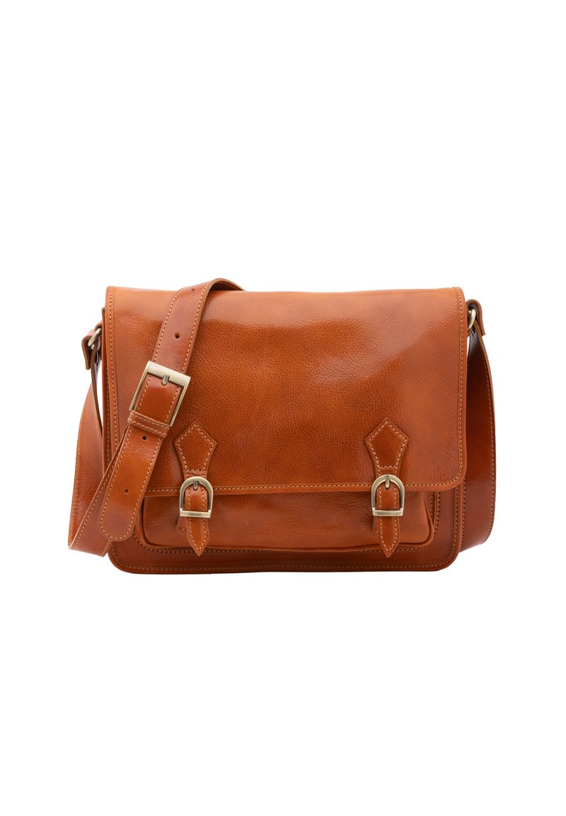 Borsa a tracolla in pelle marrone con chiusura a pattina, tracolla regolabile, due fibbie frontali e superficie testurizzata. Cuciture rinforzate lungo i bordi.