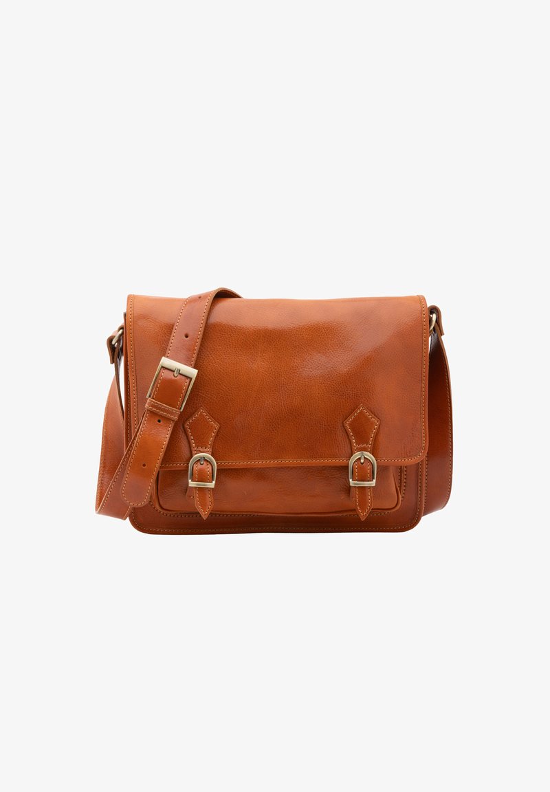 Borsa a tracolla in pelle marrone con chiusura a pattina, tracolla regolabile, due fibbie frontali e superficie testurizzata. Cuciture rinforzate lungo i bordi.